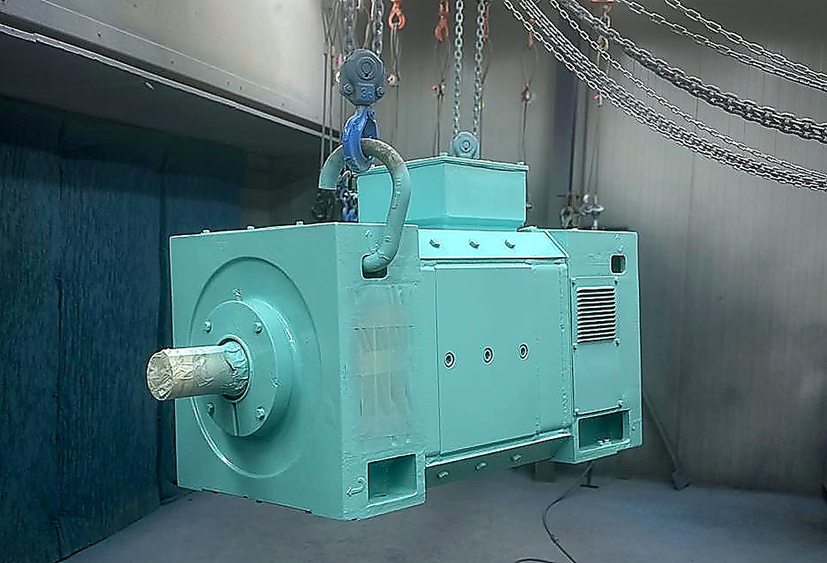 Gereviseerde 300 kW Siemens DC motor, opgehangen aan ketens in onze werkplaats in Dordrecht, opnieuw gespoten in aqua marine-coating, klaar voor inzet op een scheepskraan